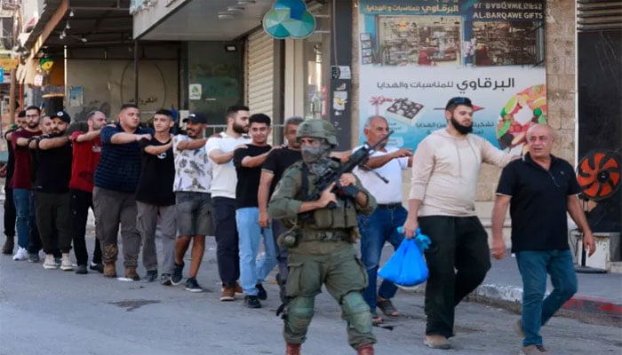 مغربی کنارے کے علاقے تلکرم میں اسرائیلی فوج فلسطینیوں کو گرفتار کرکے لیجا رہے ہیں(تصویر سوشل میڈیا)۔