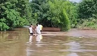 باپ نے بیٹے کو سیلابی ریلے سے بچاتے ہوئے جان دے دی