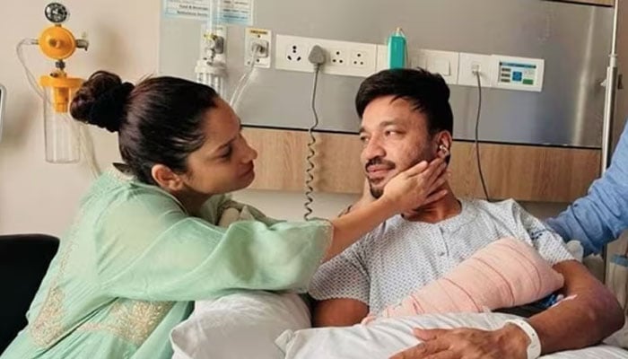 انکیتا لوکھنڈے کے شوہر وکی حادثے کا شکار، ہاتھ میں 45 ٹانکے لگے