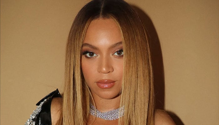 Beyoncé brings glamour to Jay-Z’s casino night in diamonds