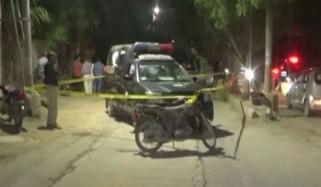 کراچی: خیابان عرفات میں پولیس کار پر فائرنگ اور اہلکار کے اغواء کا مقدمہ درج