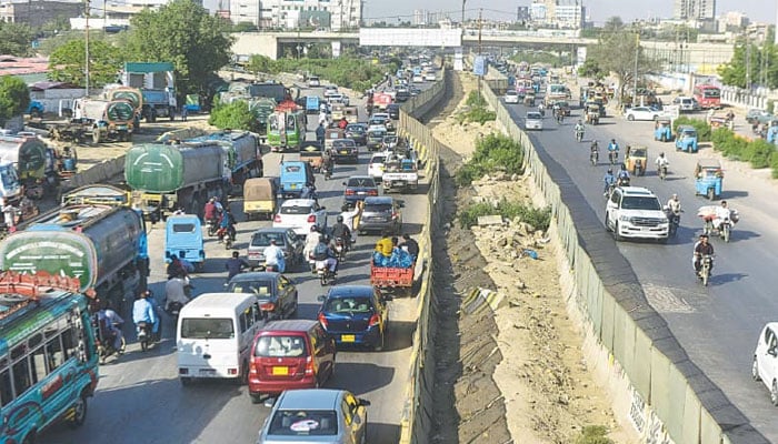 کراچی: ریڈ لائن منصوبے میں غیر معمولی تاخیر، شہری اذیت کا شکار