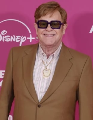 Elton John with the necklace made out of his right kneecap
