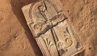 ابوظبی سے 14 سو سال پرانا صلیب دریافت