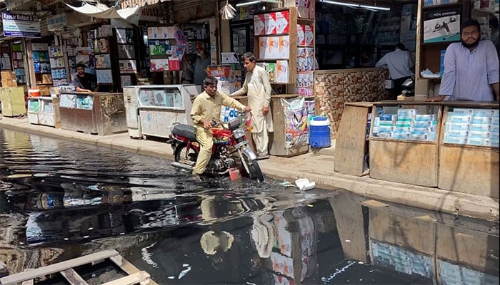 کراچی کی میڈیسن مارکیٹ اور اردو بازار سیوریج نالے بن گئے، طالبات اور حاملہ خواتین کیلئے مشکلات