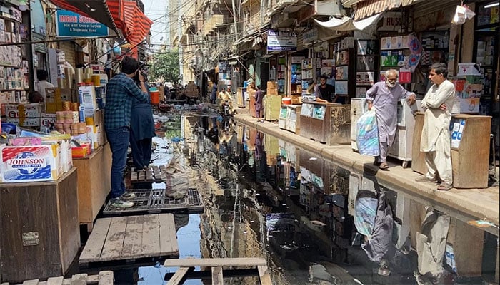 کراچی کی میڈیسن مارکیٹ اور اردو بازار سیوریج نالے بن گئے، طالبات اور حاملہ خواتین کیلئے مشکلات