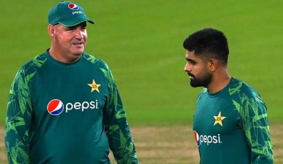 بابر اعظم کے ٹیم میں شامل نہ ہونے پر مکی آرتھر حیران