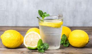 ایک ماہ تک روزانہ صبح لیموں پانی پینے کے 5 حیرت انگیز فوائد