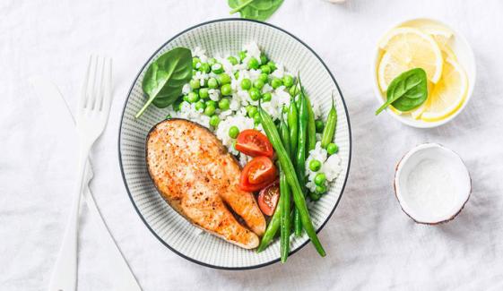 اومیڈ ڈائٹ: دن میں صرف ایک کھانا، کیا واقعی فائدہ مند ہے یا خطرناک؟