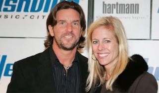 معروف امریکی گلوکار نجی طیارہ حادثے میں اہلیہ و بیٹی سمیت ہلاک