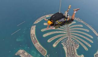 71 سالہ خاتون کی 13 ہزار فٹ کی بلندی سے اسکائے ڈائیونگ