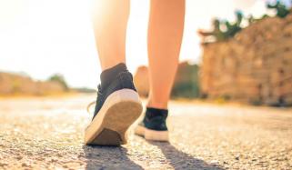 الٹی چہل قدمی کے حیران کن فوائد، آپ بھی جان لیں