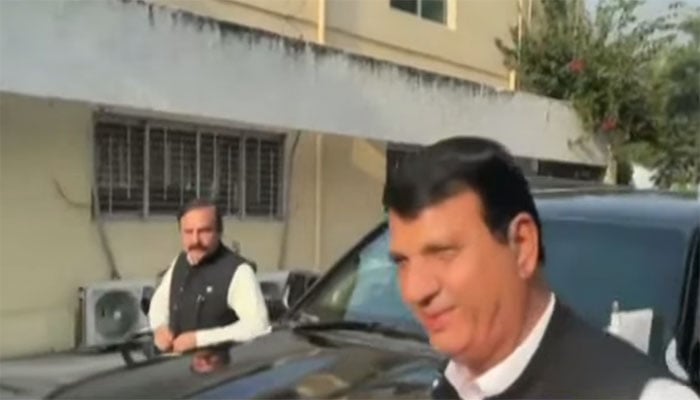 امیر مقام اور طارق فضل چوہدری جموں کشمیر جوائنٹ عوامی ایکشن کمیٹی سے مذاکرات کیلئے پہنچ گئے—’جیو نیوز‘ گریب