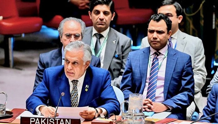 نائب وزیرِاعظم و وزیرِ خارجہ اسحاق ڈار—تصویر بشکریہ سوشل میڈیا