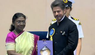 شاہ رخ کو 33 سال بعد ایوارڈ مل گیا