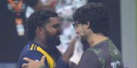 ابرار اور ہسارنگا نے ایک دوسرے سے جشن کے انداز بدل لیے، میچ کے بعد گلے بھی ملے