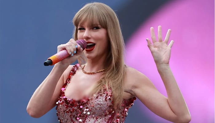 Taylor Swift surprises with her ‘best tricks’ ahead of album release