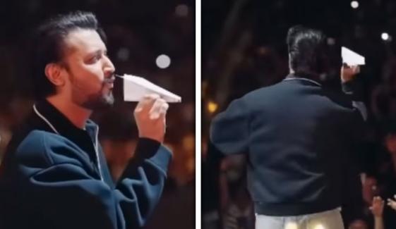 عاطف اسلم کا انوکھا انداز، آٹوگراف کو کاغذی جہاز بنا کر مداحوں کے دل جیت لیے