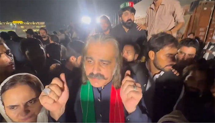 پشاور: علی امین کا جلسہ گاہ کا دورہ، دھکم پیل سے اسٹیج کا وی آئی پی گیٹ ٹوٹ گیا