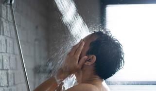 صبح یا رات، کس وقت نہانا صحت کیلئے زیادہ بہتر ہے؟