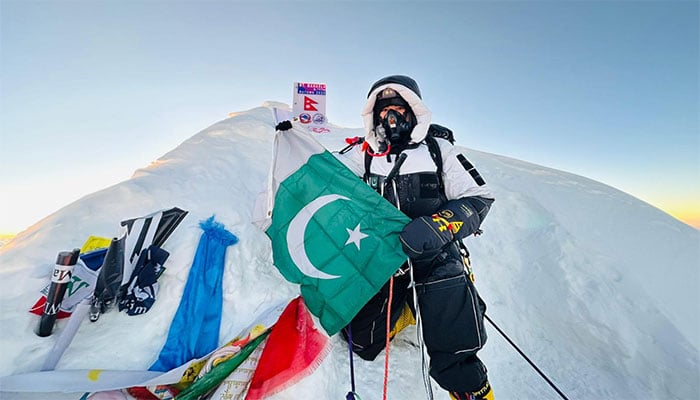 برطانوی پاکستانی کوہ پیما نادیہ آزاد نے ماؤنٹ مناسلو سر کر لیا