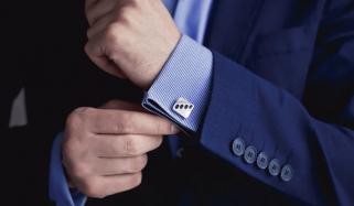 کوٹ کی آستینوں میں اضافی بٹن کیوں لگائے جاتے ہیں؟