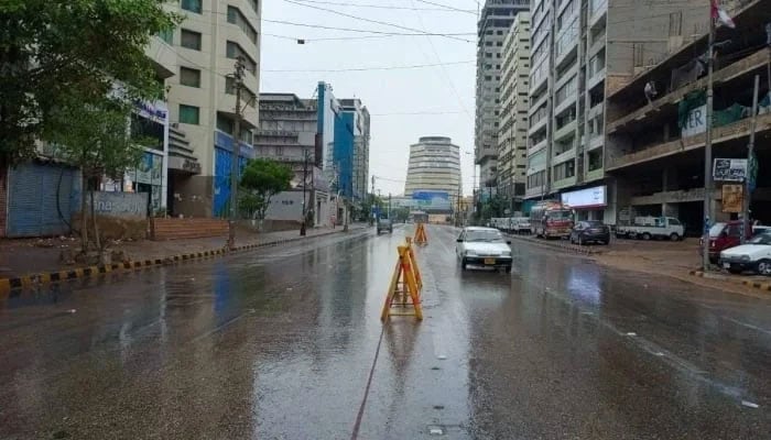 کراچی کے مختلف علاقوں میں بادل برس پڑے