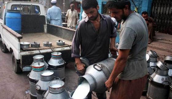 کراچی میں نمک، ڈیٹرجنٹ اور پانی ملا دودھ فروخت ہونے لگا