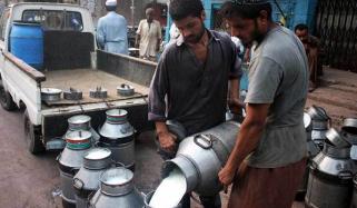 کراچی میں نمک، ڈیٹرجنٹ اور پانی ملا دودھ فروخت ہونے لگا