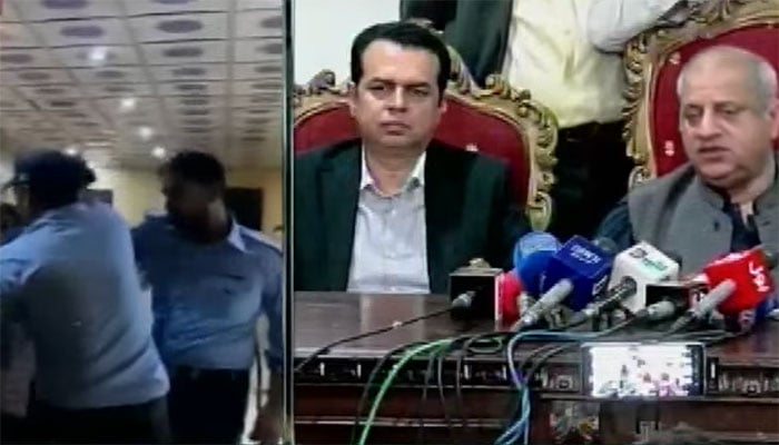 پولیس تشدد کے واقعے پر صحافیوں سے غیر مشروط معافی مانگتا ہوں، طلال چوہدری