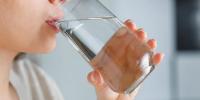 اگر دن بھر پانی کم پیتے ہیں تو ہوشیار ہو جائیں