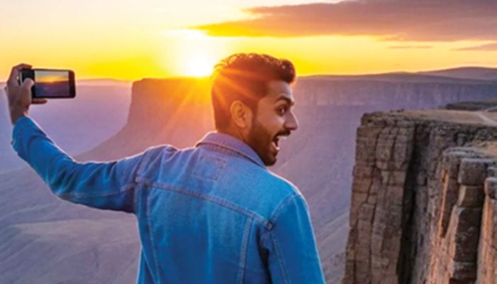 سیلفی کا شوق، جنون یا خطرہ