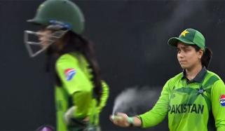 پاک بھارت میچ، فاطمہ ثناء کو گراؤنڈ میں اسپرے کیوں کرنا پڑا؟