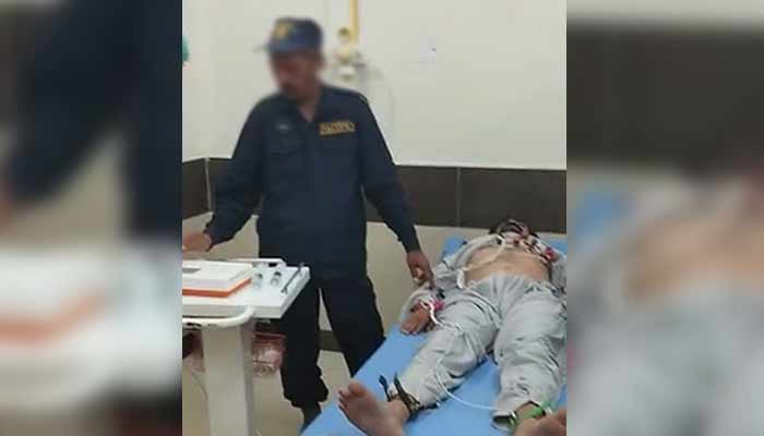 ڈی جی خان میں دل کے سرکاری اسپتال میں سکیورٹی گارڈ مریضوں کا علاج کرنے لگا، ویڈیو وائرل