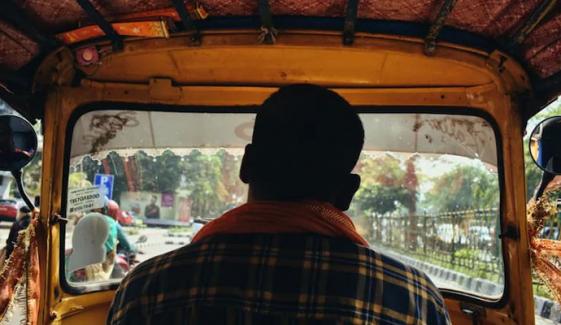 بھارت: رکشہ ڈرائیور کا کروڑوں کے مکانات کی ملکیت، لاکھوں کی آمدن کا دعویٰ