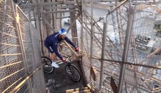 سائیکل پر ایفل ٹاور کی 686 سیڑھیاں چڑھنے کا عالمی ریکارڈ