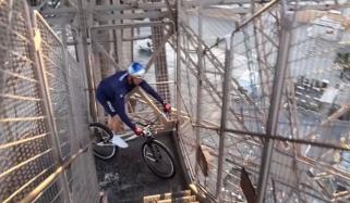 سائیکل پر ایفل ٹاور کی 686 سیڑھیاں چڑھنے کا عالمی ریکارڈ