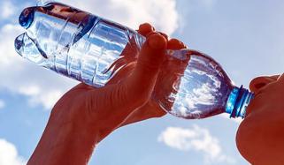 بوتل کا پانی صحت کیلئے سنگین خطرات کا باعث بن سکتا ہے: نئی تحقیق میں انکشاف