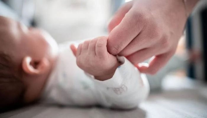 پیدائش کے وقت بدل جانے والی 2 بچیوں کی 35 سال بعد ملاقات