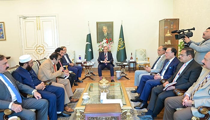 آزاد کشمیر کے معاملے پر وزیراعظم شہباز شریف سے حکومتی مذاکراتی کمیٹی کی ملاقات کی اندورنی کہانی سامنے آگئی۔ فوٹو پی آئی ڈی