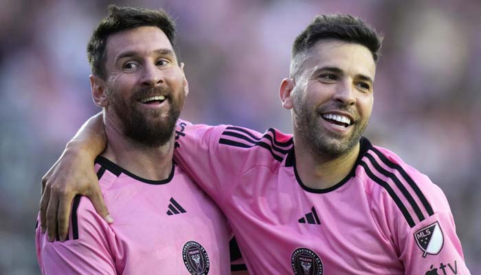 Lionel Messi pays tribute to Jordi Alba after retirement announcement