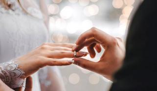 شادی کریں اور جسمانی و ذہنی صحت میں بہتری لائیں، نئی تحقیق میں انکشاف