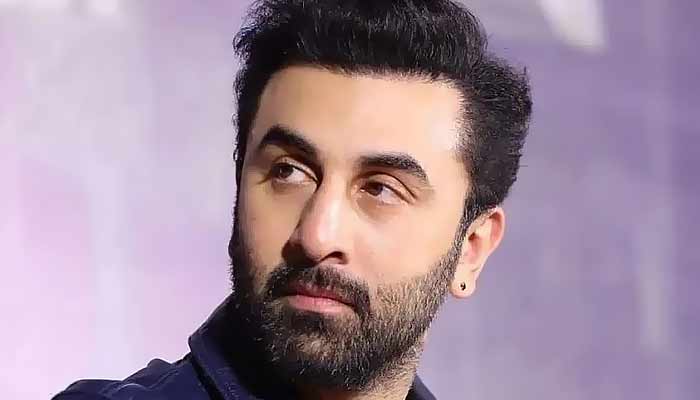 بالی ووڈ کے معروف اداکار رنبیر کپور۔فوٹو: فائل