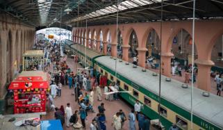 کبھی سوچا ہے ٹرین کی چھتیں سیدھی کے بجائے گول کیوں ہوتی ہیں؟ دلچسپ حقائق جانیے