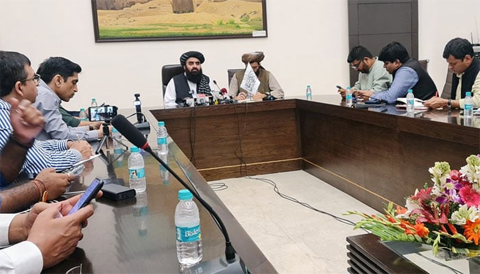 بھارت: افغان وزیر خارجہ کی پریس کانفرنس، خواتین صحافیوں کو شرکت سے روک دیا گیا