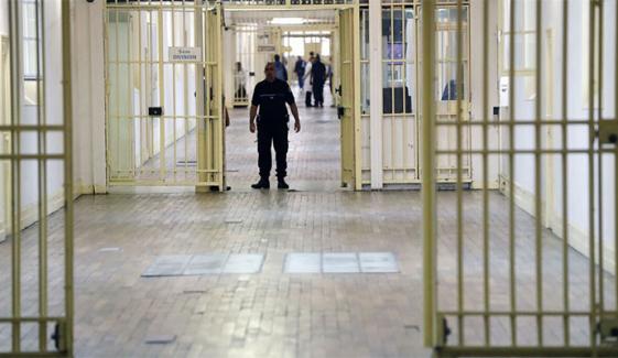 قیدی پوتے کیلئے جیل جانے کی خاطر بوڑھے شخص نے سپر مارکیٹ لوٹ لی