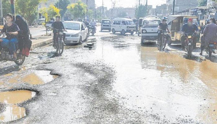 کراچی کی کئی سڑکیں بدترین ٹوٹ پھوٹ کا شکار