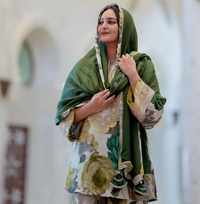 ابوظبی کی مسجد کا دورہ، سوناکشی نے دوپٹہ اوڑھ لیا