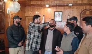 اسسٹنٹ کمشنر نے بچے کے والد کو بھی پولیو ویکسین پلا دی