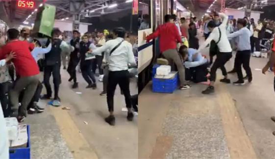 ریلوے اسٹیشن پر جھگڑے میں  ڈسٹ بِن ہتھیار بن گئے 